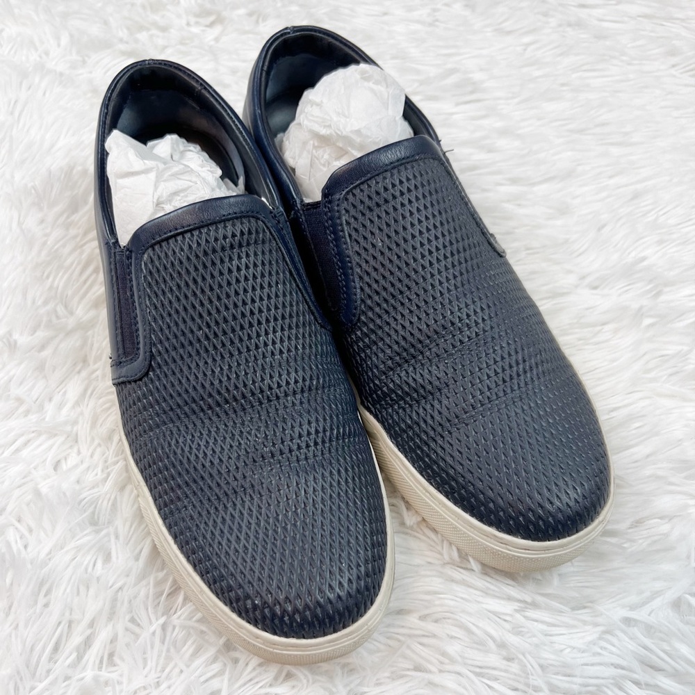 Vince Men’s leather slip on sneakers in navy blue‎